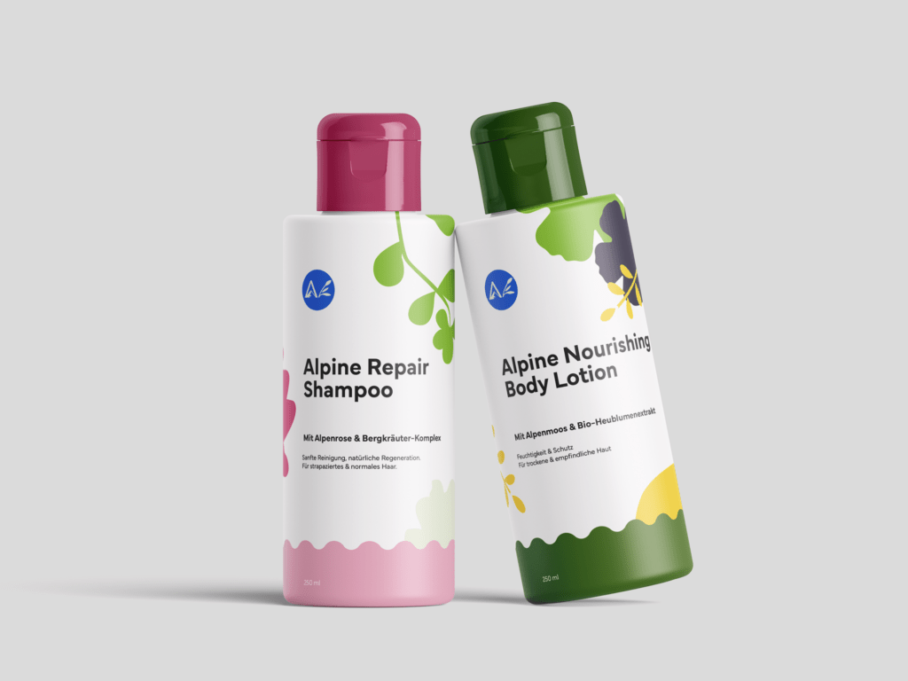 Zwei Lotionflaschen stehen nebeneinander, während die rechte davon leicht an der anderen lehnt. Sie zeigen das Verpackungsdesign von Alpea, das mit viel Weißraum arbeitet und nur farbige Akzente der jeweiligen Inhaltsstoffe wiederspiegelt. In diesem Fall sind die Farben hellrosa, Dunkelrosa, Dunkelgrün, Gelb und Grasgrün.
